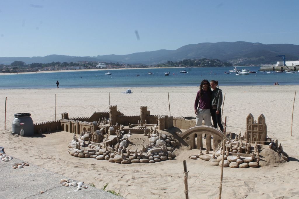 Thiago y Anita posan tras el conjunto construido en arena ubicado en el arenal de Panxón.