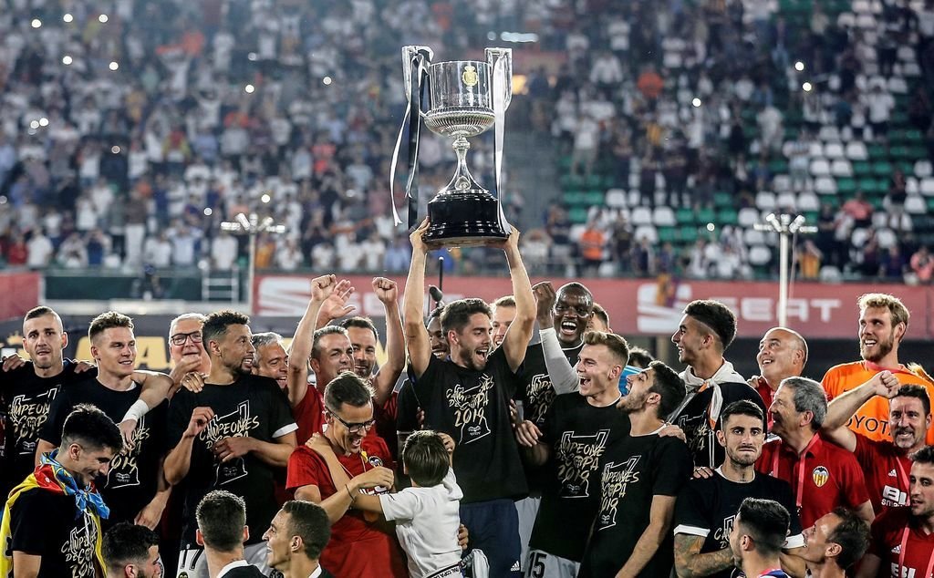 Parejo levanta el trofeo de Copa del Rey tras el partido disputado ayer en el estadio Benito Villamarín y que terminó con la victoria del Valencia para proclamarse campeón.