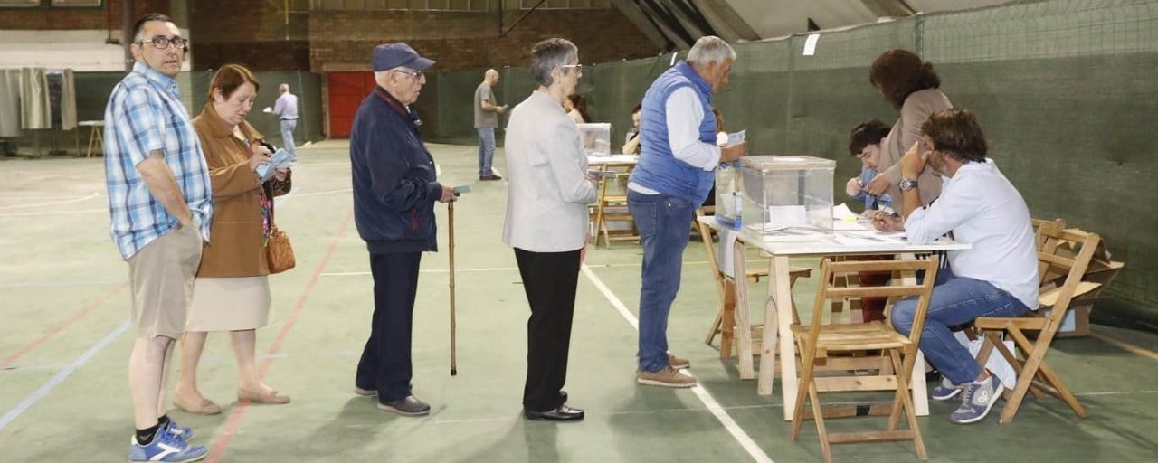 Un colegio electoral en Vigo // JV Landín