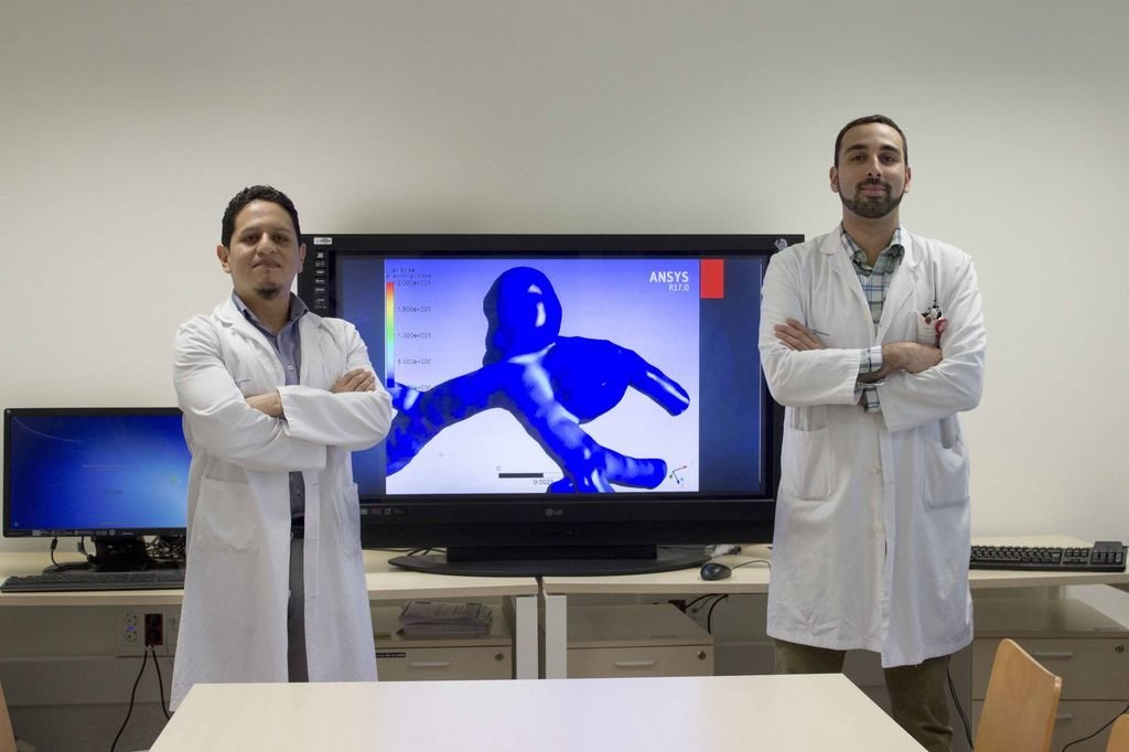 José Luis Thenier, con su colaborador Pedro González, ante la simulación de un aneurisma cerebral.