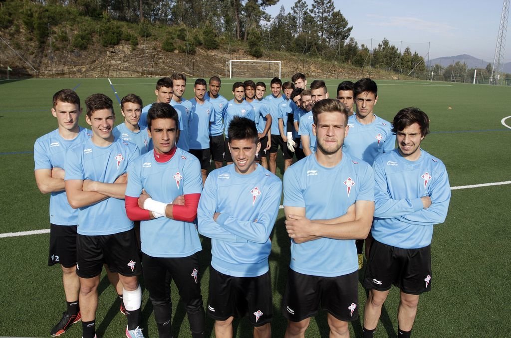 La plantilla del que hasta este año era el mejor equipo juvenil de División de Honor de la historia del Celta posa justo antes de una Copa de Campeones                      en la que perdieron en la final contra el Sevilla en el estadio de Balaídos.