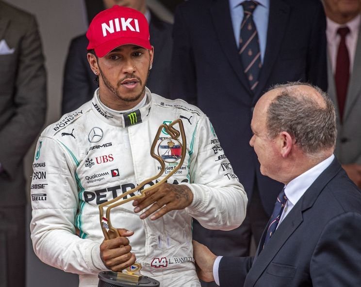 Lewis Hamilton, con Alberto de Mónaco, en el podio de Mónaco.