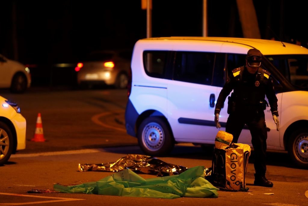 El cuerpo del joven repartidor de Glovo, fallecido a causa de un accidente en Barcelona.