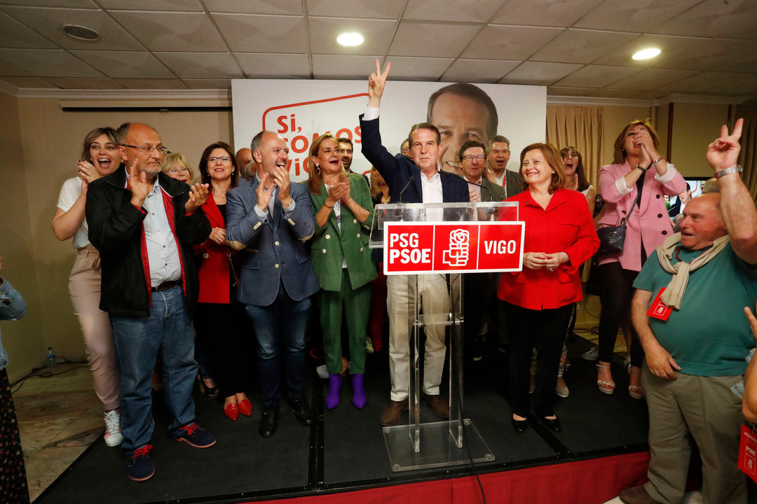 Junto a su mujer, Cristina Alonso, Abel Caballero, que mostró la símbolo de la victoria y de Vigo, fue recibido en la tarima por los diecinueve candidatos elegidos de su lista.