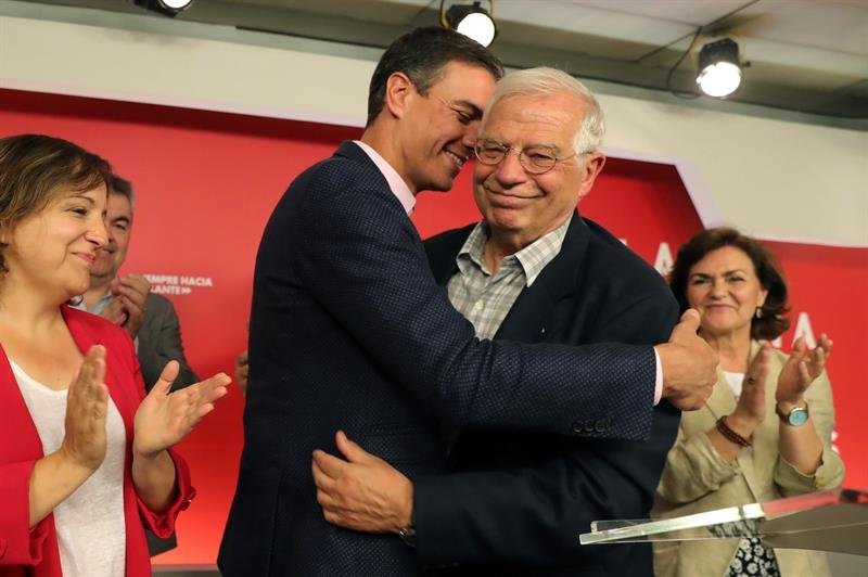 El presidente del Gobierno en funciones, Pedro Sánchez (2-i), y el candidato socialista a las elecciones europeas, Josep Borrell (2-d)