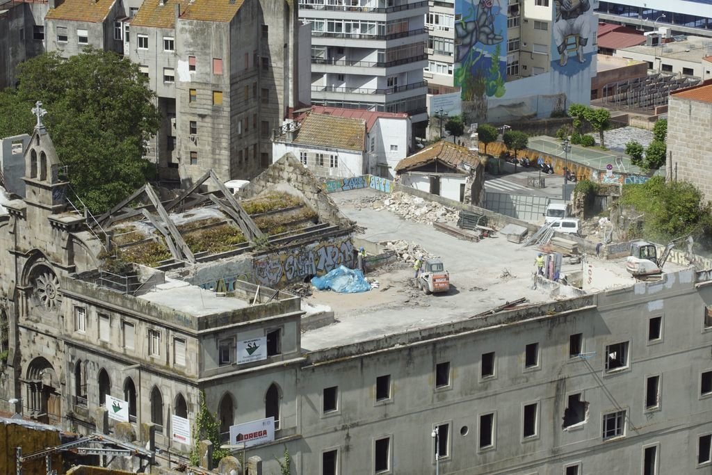 La demolición del antiguo asilo avanza en el Barrio do Cura