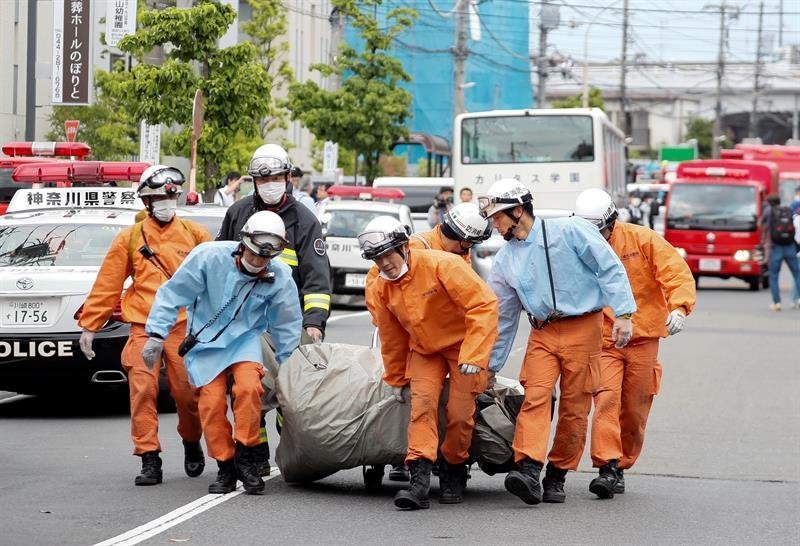 iembros de los equipos de rescate mueven material este martes en el lugar donde se ha perpetrado un ataque con arma blanca, en la localidad de Kawasaki, al sur de Tokio (Japón)
