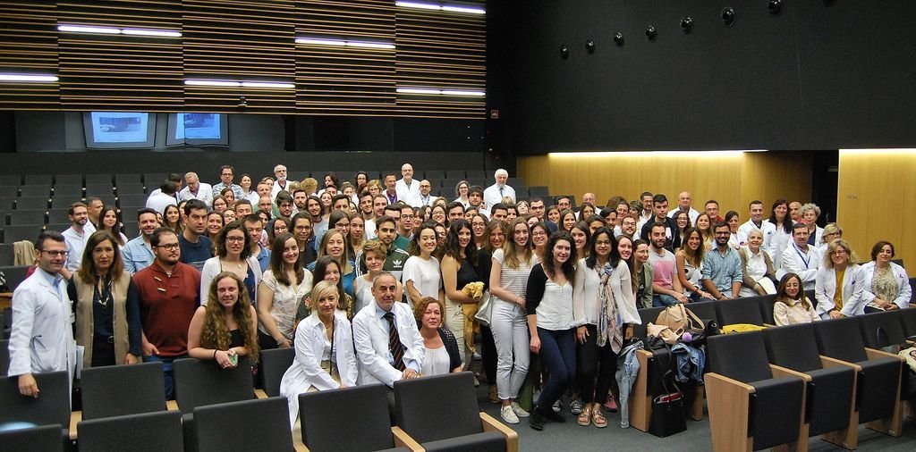 El salón de actos del Hospital Álvaro Cunqueiro acogió el acto de bienvenida a los médicos que se formarán en el área los próximos años.