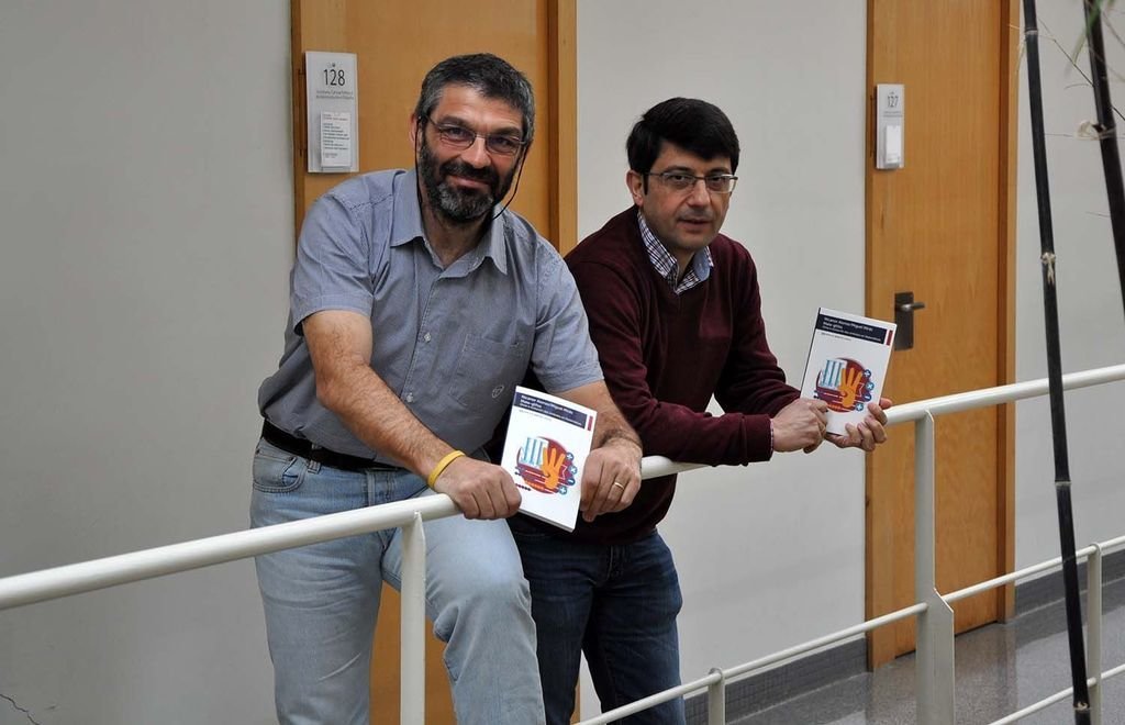 Los profesores Miguel Mirás y Nicanor Alonso, autores de &#39;Mate-glifos&#39;, en el Campus.