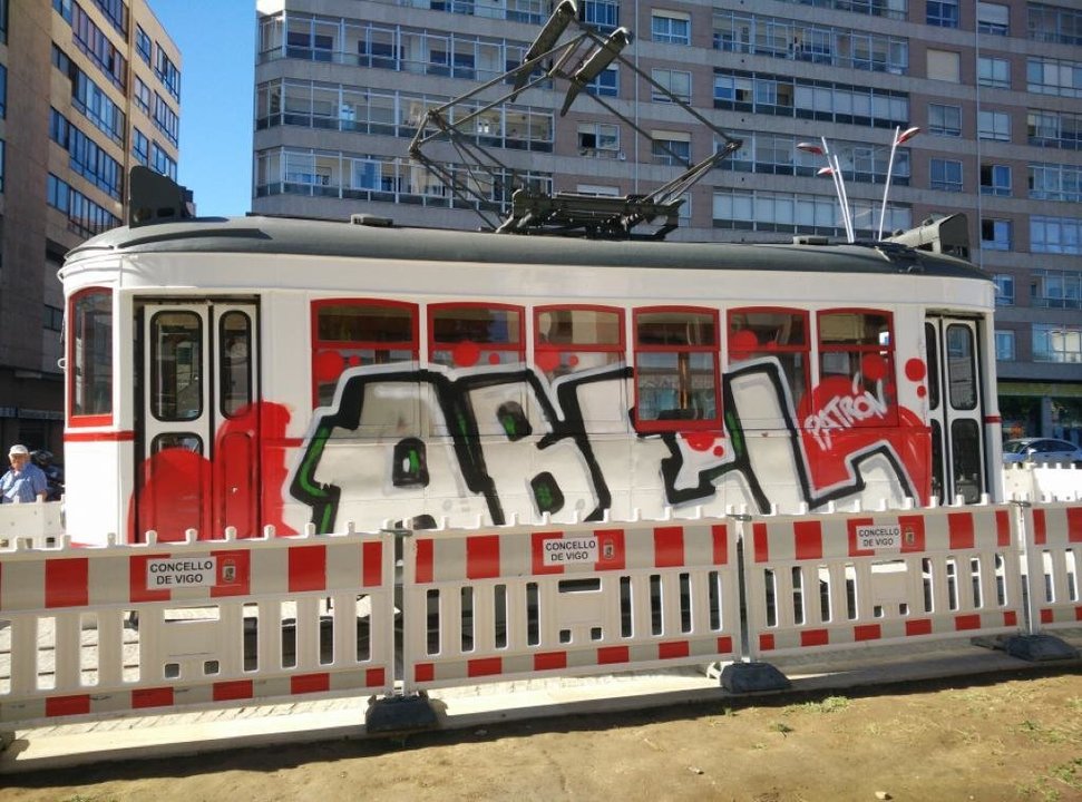 El tranvía expuesto en Coia apareció esta mañana con pintadas en el exterior.