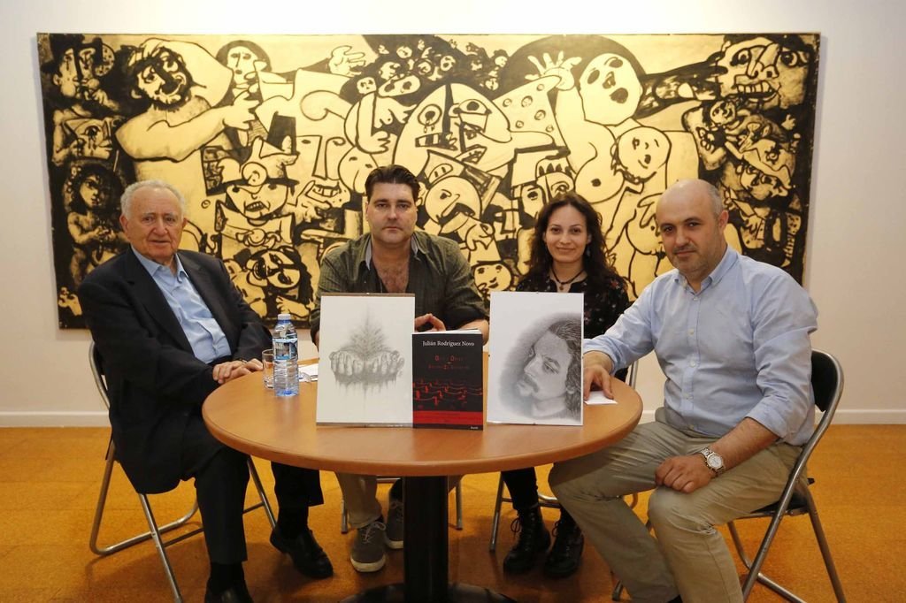 Julián Rodríguez, segundo pola esquerda, presentou o libro na Laxeiro xunto a Alonso Montero, a ilustradora Lina Torres e o editor Enrique Sánchez.