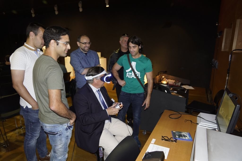 Galo y Jacobo Martínez, a ambos lados  de Adolfo Garrido, con las gafas de realidad virtual.