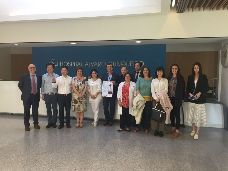 La delegación china, ayer en el vestíbulo del hospital Álvaro Cunqueiro con representantes del Sergas.