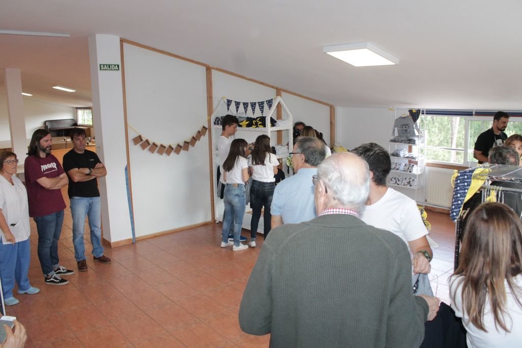 Miembros, docentes y usuarios del centro nigranés presenciaron en la mañana de ayer la apertura y las primeras ventas realizadas desde la tienda &#34;Juan María by Lolola&#34;.
