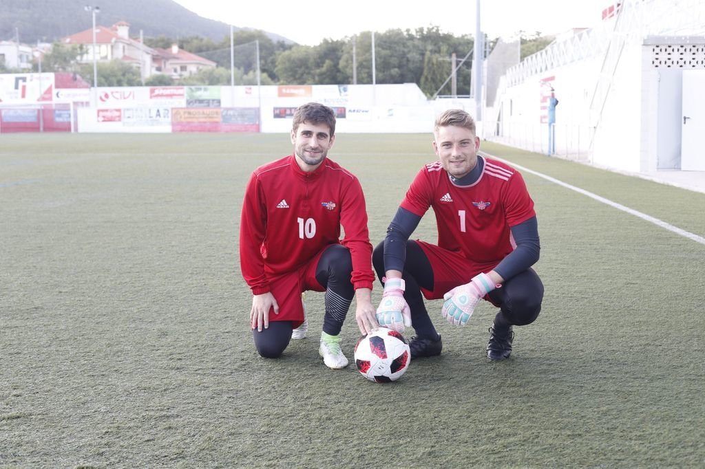Mauro y Martín posan en el campo del Alondras, el club de su vida, con el que juegan su tercer play-off.