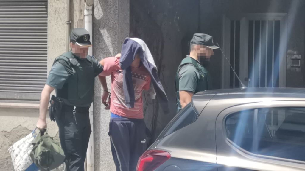 Momento en que Jurgen, &#34;El Alemán&#34;, es detenido a mediodía por la Guardia Civil en casa de sus padres en Salceda tras las declaraciones de los testigos.