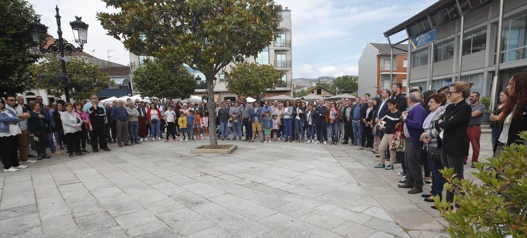 Los grupos municipales de Salceda, con el alcalde en funciones de Tui, así como vecinos y compañeros de la víctima, ayer.