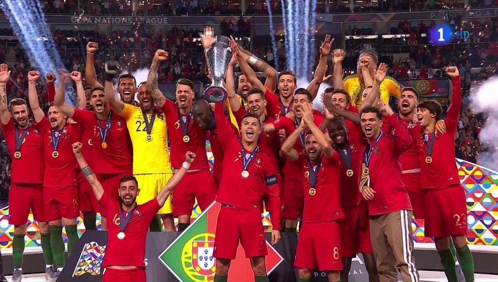 Los jugadores de Portugal celebran la victoria tras la final de la Liga de Naciones, ayer, en Oporto.