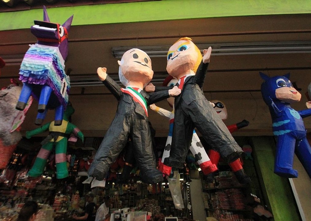 Piñatas en Tijuana alusivas al presidente mexicano López Obrador y al estadounidense Donald Trump.