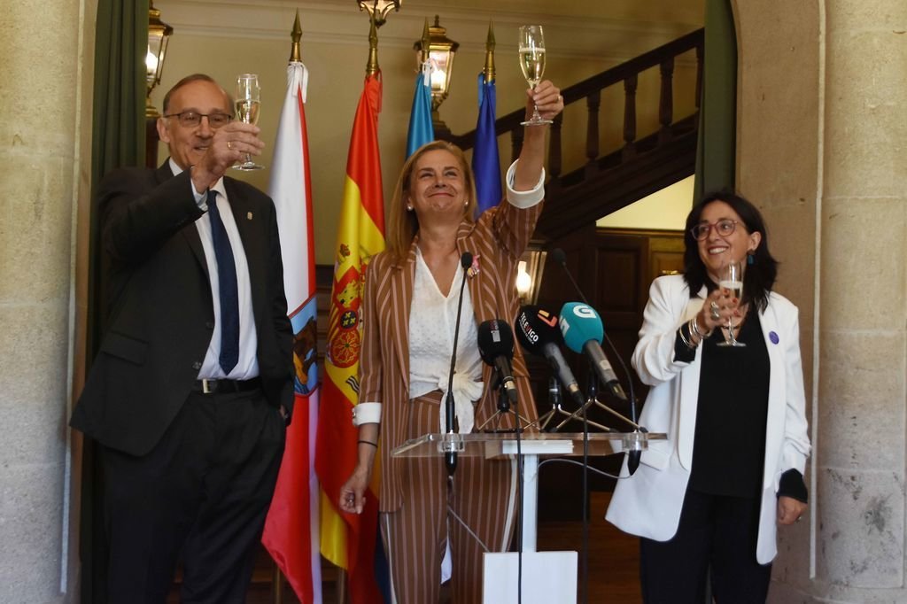 Manuel Reigosa, Carmela Silva y Águeda Gómez brindaron con una copa de espumoso por la nueva Cátedra.