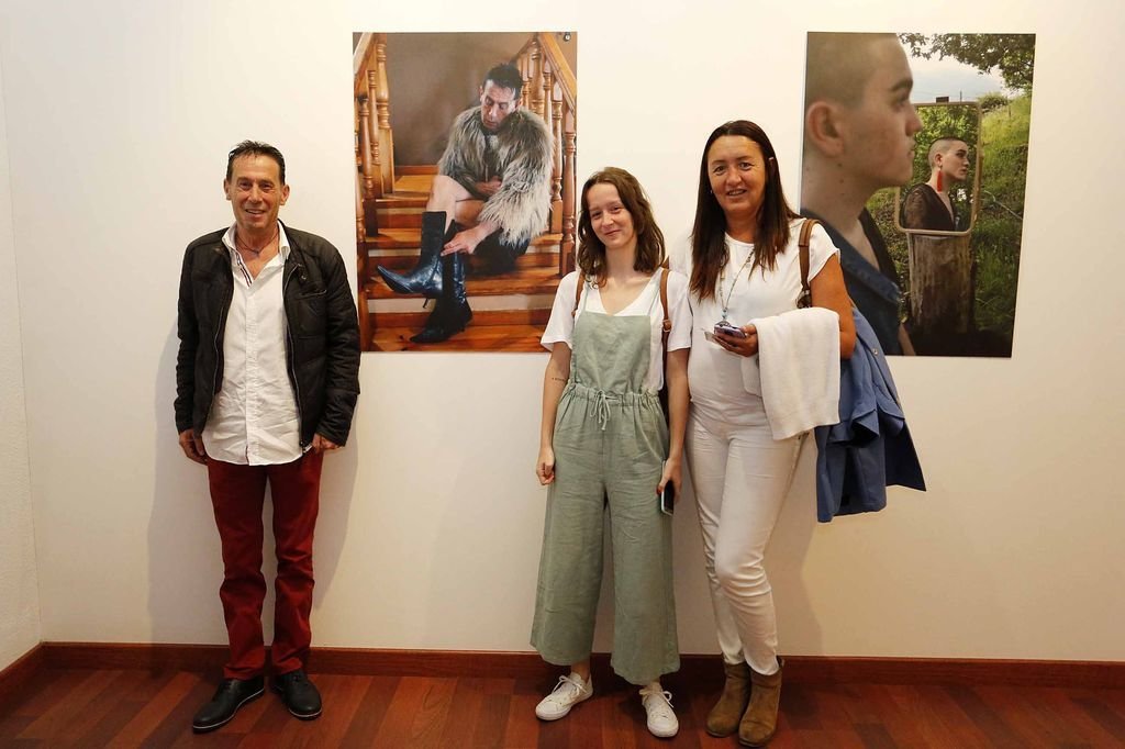 Modelos, artistas y docentes inauguraron ayer “Ser Moldes”, la exposición que reflexiona sobre la diversidad sexual, en Casa das Artes.