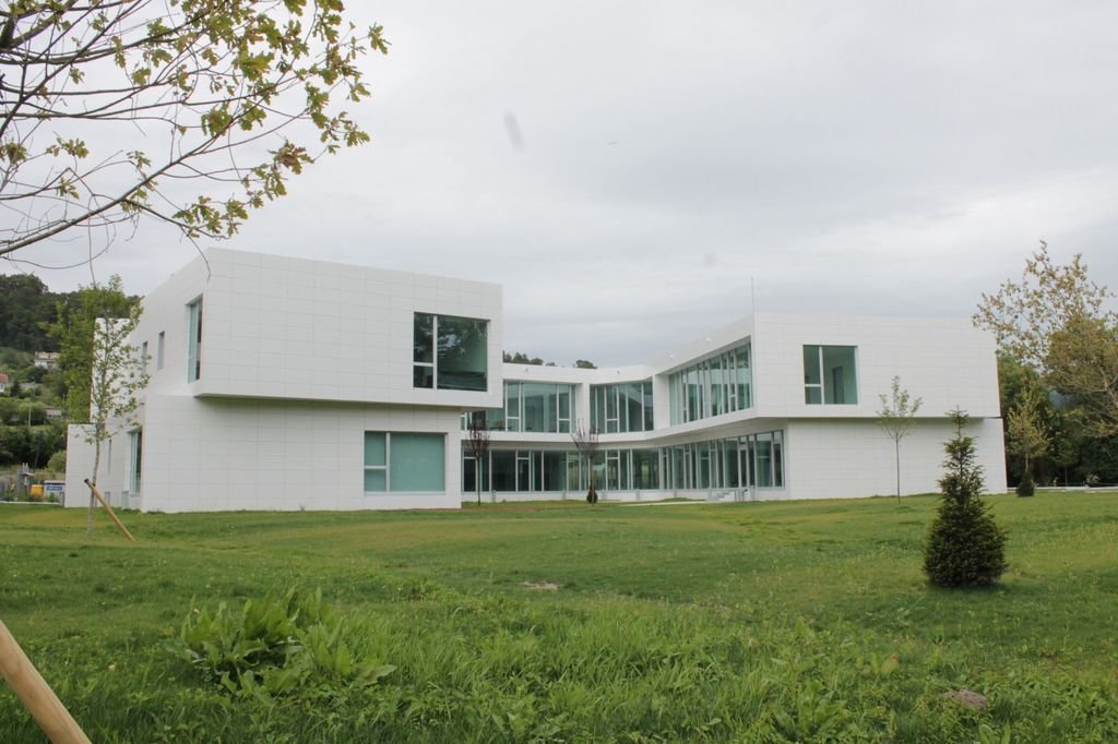 El nuevo centro de salud de Gondomar esta rematado y se encuentra a la espera de las conexiones de gas y luz.