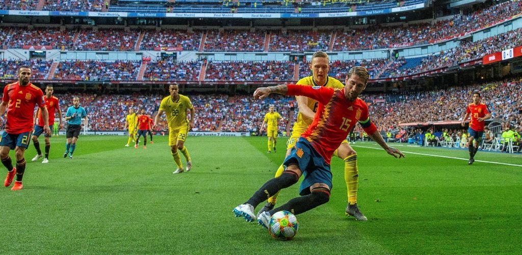 Sergio Ramos, autor del primer gol de España, protege el balón ante un rival en el partido de ayer.