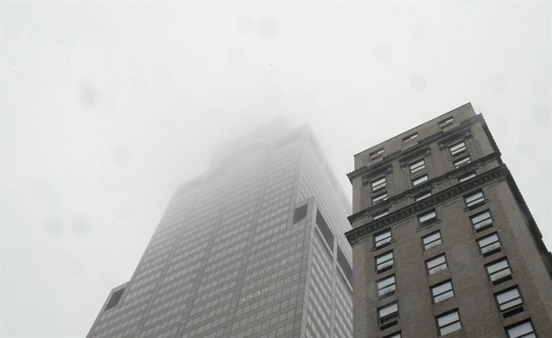 Vista del edificio en el que un helicóptero se estrelló, este lunes, en el centro de Manhattan, Nueva York