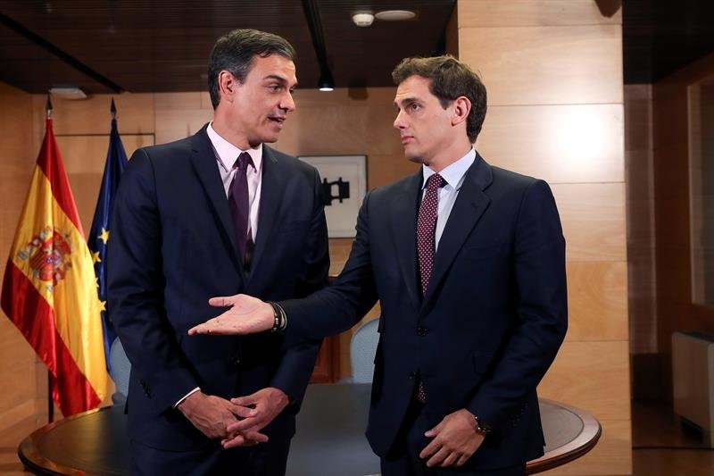 El presidente del Gobierno en funciones, Pedro Sánchez (i), se reúne con el líder de Cs, Albert Rivera
