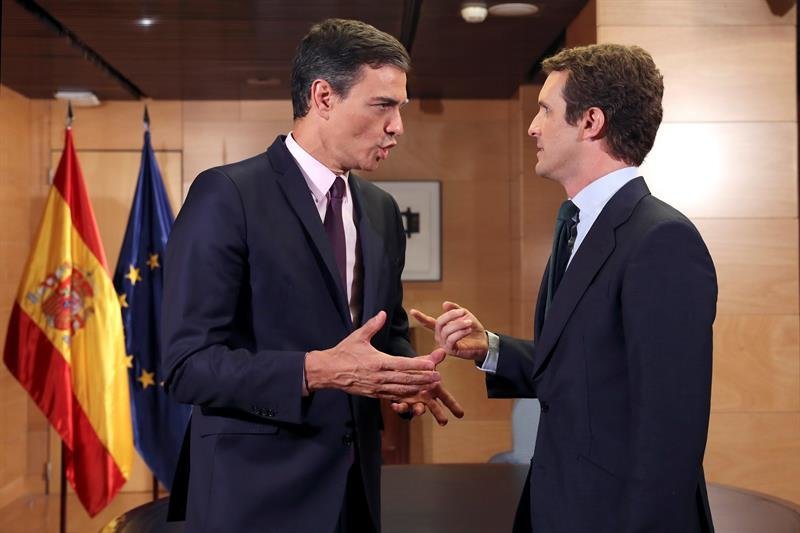 El presidente del Gobierno en funciones, Pedro Sánchez (i), se reúne con el líder del PP, Pablo Casado