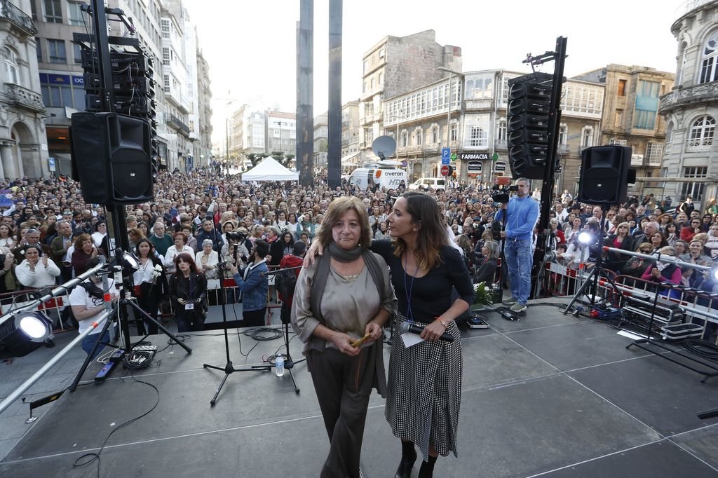 La madre y la hermana de Déborah, el pasado mes de abril, en el homenaje en Vigo.