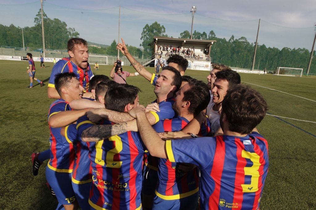 Los jugadores del Pontellas celebran el ascenso.