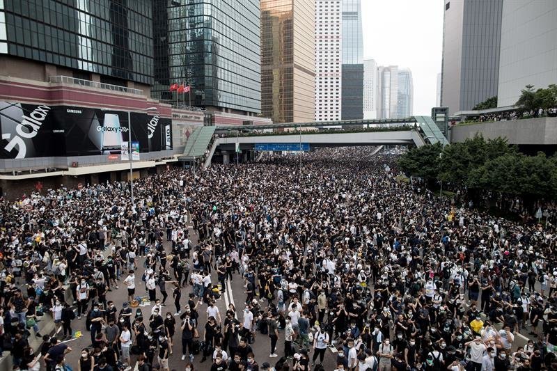 Manifestantes ocupan una calle principal durante un mitin contra las enmiendas a un proyecto de ley de extradición cerca del Consejo Legislativo en Hong Kong