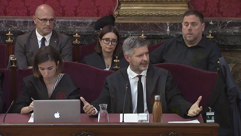 Andreu Van Den Eynde (c), abogado de Oriol Junqueras (d, detrás) y Raül Romeva (i, detrás)