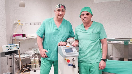 El Dr. Francisco Estévez, jefe del servicio de Ginecología de Povisa,  (izq,) y el Dr. Paulino Pérez, médico adjunto del mismo servicio, posan con el nuevo láser CO2.