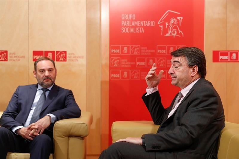 El ministro de Fomento en funciones y Secretario de Organización del PSOE, José Luis Ábalos,iz., y el portavoz del PNV en el Congreso, Aitor Esteban