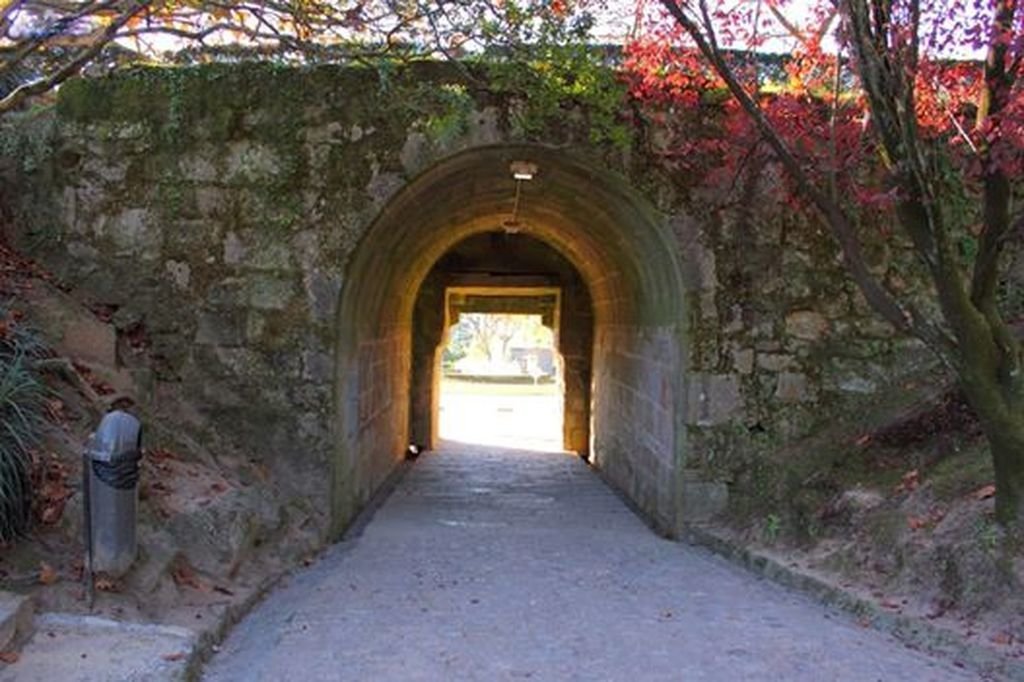 Entrada principal al segundo recinto, que conduce a la fortaleza.