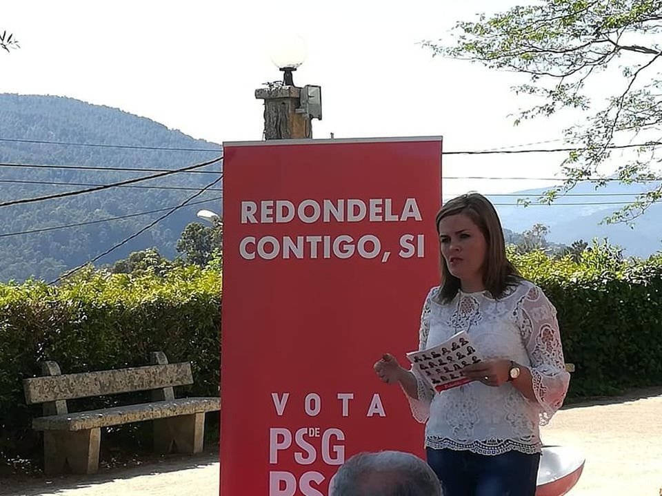 La candidata socialista depende del voto de los tres concejales de AER para ser alcaldesa.