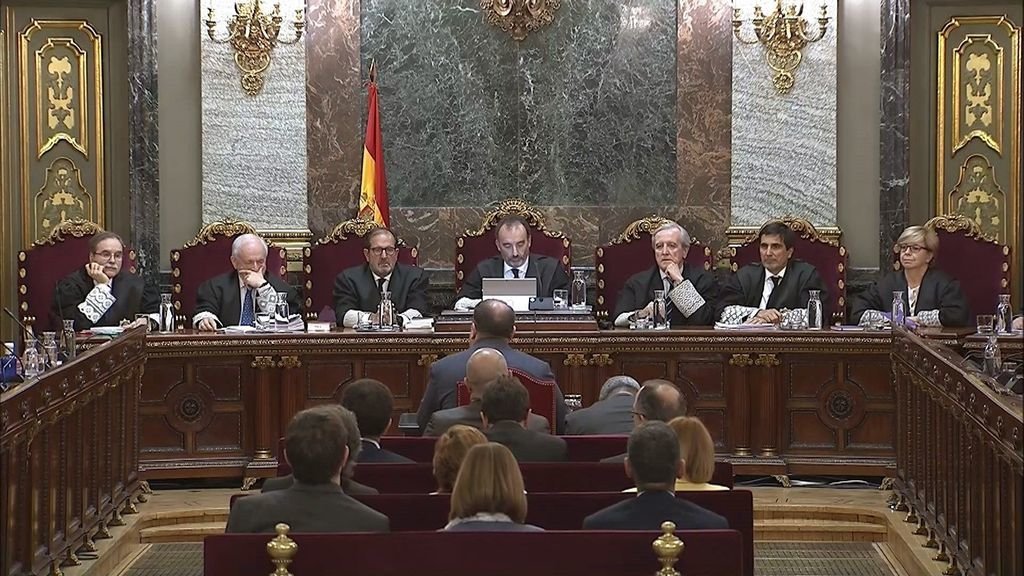 Los magistrados del Tribunal Supremo y los golpistas catalanes, durante la última sesión de la vista oral.