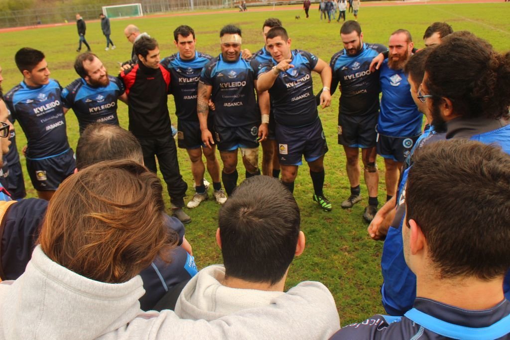 Tito Prieto da indicaciones al finalizar un partido del Kaleido Universidade de rugby.