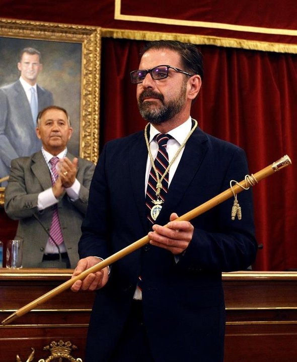 El socialista Ángel Mato posa con el bastón de mando tras ser elegido alcalde de Ferrol