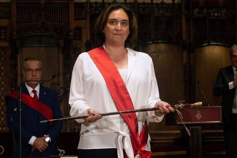 La candidata de Barcelona en Comú a la reelección como alcaldesa de Barcelona, Ada Colau, con el bastón de mando