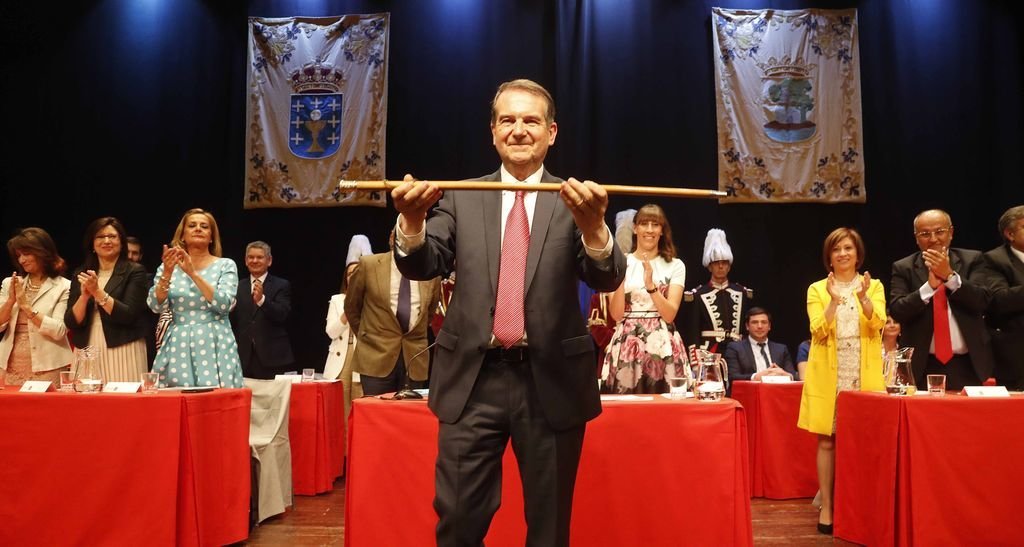 Abel Caballero, tras asumir el bastón de mando al ser reelegido por cuarta vez como alcalde de Vigo, recibe el aplauso de los concejales del PSOE y del público del auditorio municipal.