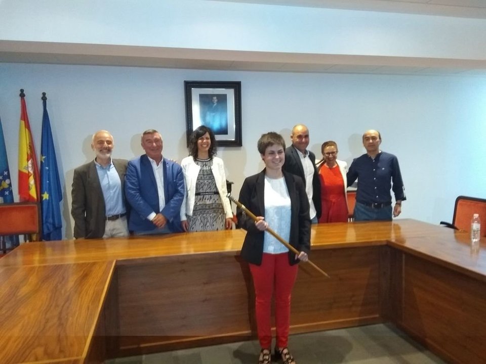 A nova alcaldesa do Rosal, a nacionalista Ánxela Fernández, co bastón de mando, e o seu equipo de goberno.