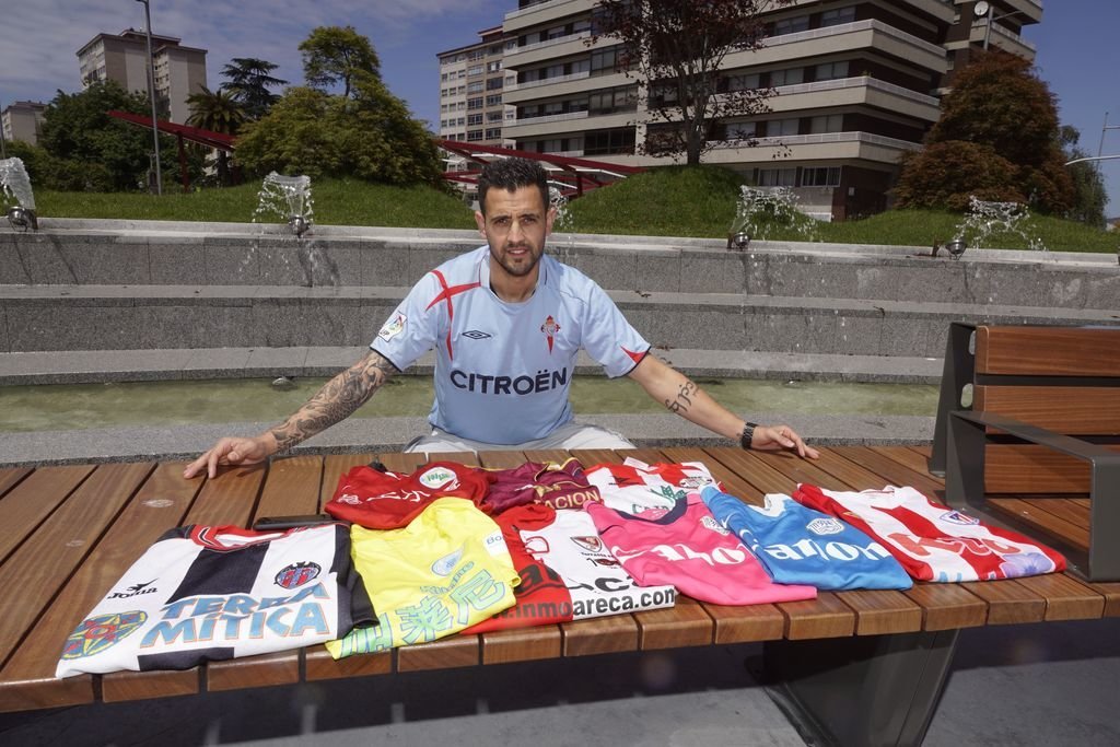 Yago posa con las camisetas de todos los clubes en los que jugó a lo largo de su carrera deportiva.