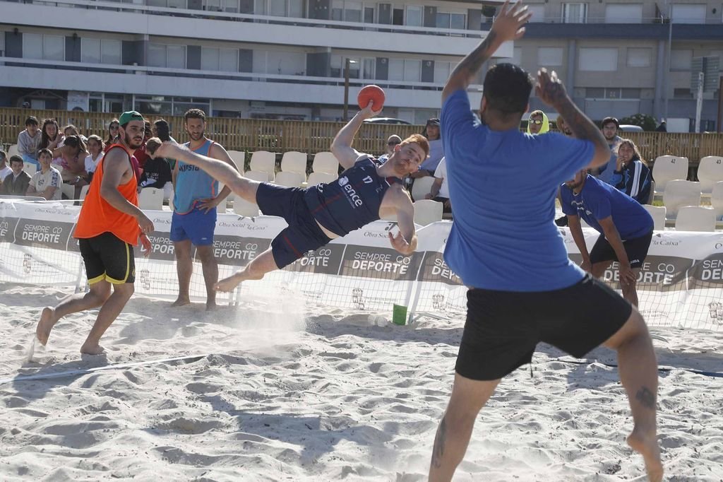 Los equipos sénior masculinos mostraron sus habilidades ayer sobre la arena de la playa Ladeira, en Baiona.