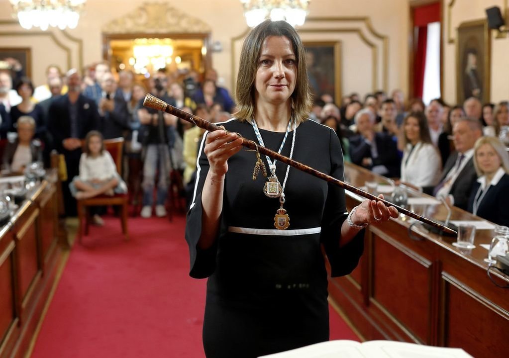 Lara Méndez muestra el bastón de mando del Concello de Lugo.