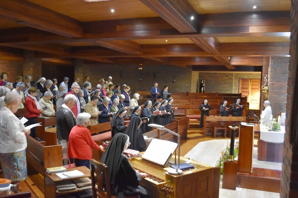 El convento de las Benedictinas en Trasmañó celebró ayer unas Vísperas abiertas a todos para rezar por las comunidades contemplativas, elección que cuenta cada vez con menos vocaciones.