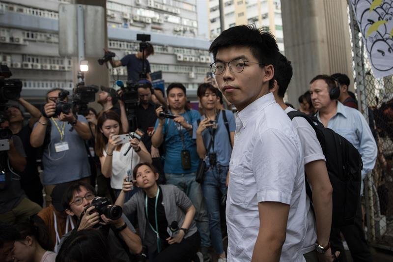 El secretario general de Demosisto y activista a favor de la democracia, Joshua Wong agradece a los medios de comunicación tras su liberación del Instituto Correccional Lai Chi Kok en Hong Kong.