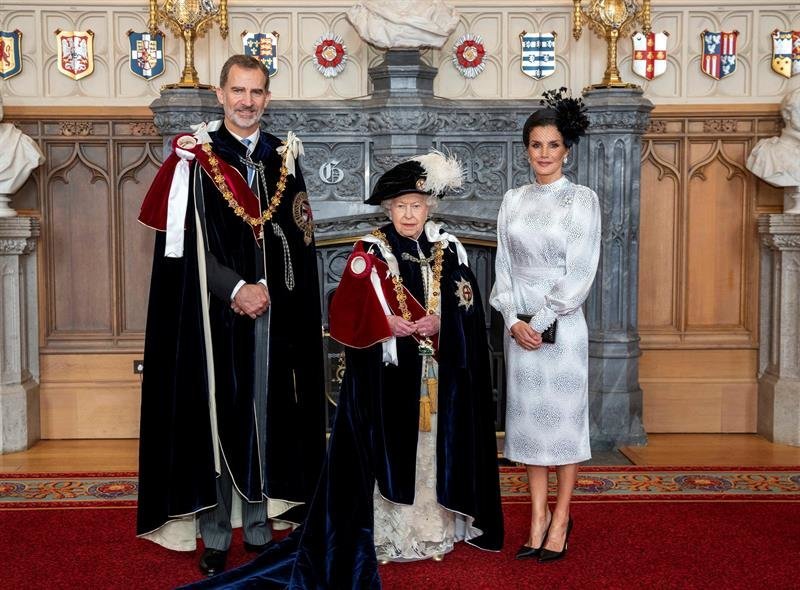 Felipe VI posa junto a la reina Isabel II y la reina Letizia tras ser investido este mediodía nuevo caballero de la Orden de la Jarretera, la máxima distinción del Reino Unido